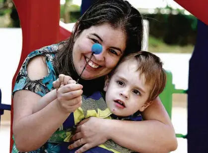  ?? Fotos Rivaldo Gomes/Folhapress ?? A dona de casa Michelle Fernandes, 31 anos, com o filho Francisco Fernandes Durso, 3 anos; o menino pediu um brinquedo thumb chucks de presente do Dia da Criança após ver uma propaganda na televisão