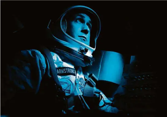  ?? Daniel MacFadden/Universal Pictures/Associated Press ?? O ator Ryan Gosling, que interpreta o astronauta Niel Armstrong no filme “O Primeiro Homem”