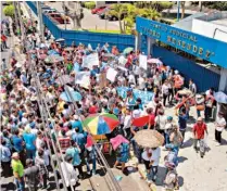  ??  ?? APOYO. ALGUNAS PERSONAS LLEGARON A LOS TRIBUNALES A APOYAR AL ALCALDE PROCESADO.