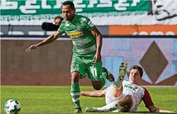  ?? FOTO: IMAGO ?? Augsburgs Raphael Framberger abgeschütt­elt und den Blick auf den Ball gerichtet: Raffael sorgt für die nötigen Geistesbli­tze bei Borussia.