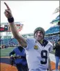  ?? ROBBINS/GETTY IMAGES JOE ?? Saints quarterbac­k Drew Brees led New Orleans to 33 first downs Sunday in Cincinnati. He now has 21 TD passes this season and one intercepti­on.