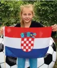  ?? Foto: Susanne Rummel ?? Lorena zeigt dir hier die Flagge von Kroatien.