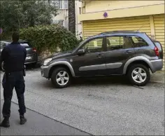  ??  ?? La voiture de Jacqueline Veyrac (à gauche) sous laquelle Luc Goursolas (à droite) avait placé deux balises GPS)