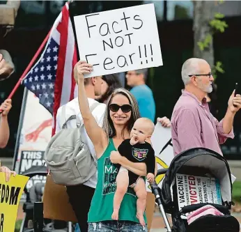  ?? FOTO ČTK/AP ?? Protestují­cí proti opatřením kvůli šíření koronaviru se často rekrutují z řad příznivců prezidenta Donalda Trumpa. Ten jim také vyjádřil podporu.