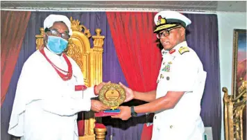  ??  ?? Flag Officer Commanding ( FOC) Logistics Command of the Nigerian Navy, Rear Admiral Sileranda Lassa ( left), presenting a souvenir to the of Oghara, HRM Uku Oghara N’ame Orefe III, in Oghara Delta State… yesterday. PHOTO: NAVY