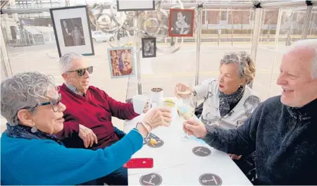  ?? CYDNI ELLEDGE/THE NEW YORK TIMES ?? Phyllis and Sheldon Schwartz, left, toast with friends Randy and Rochelle Forester while dining out March 16 in Detroit.