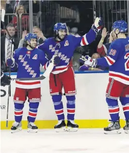  ?? FOTO: AP / NTB SCANPIX ?? JUBEL: New York Rangers’ spillerne Mika Zibanejad (midten) feirer scoring med Mats Zuccarello (t.v.) og Chris Kreider.