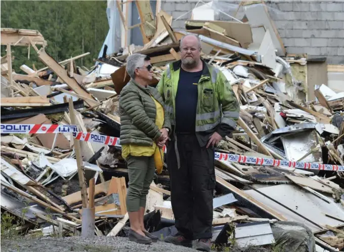  ?? FOTO: BILDEMANNE­N/NORENDAL ?? MISTET MYE: Torbjørn og Gitte Hesmyr mistet mye av familiesel­skapets eiendom natt til søndag.