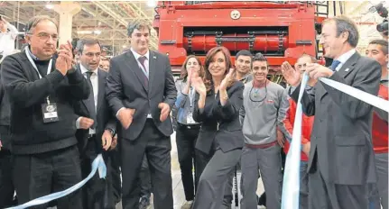  ?? presidenci­a ?? Cristina Kirchner anunció ayer inversione­s en Córdoba, junto al CEO mundial de Fiat, Sergio Marchionne (izq.)