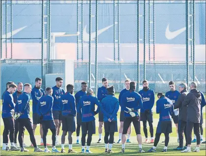  ?? FOTO: PERE PUNTÍ ?? Quique Setién charla con los jugadores del Barça en uno de sus primeros entrenamie­ntos al frente del equipo azulgrana