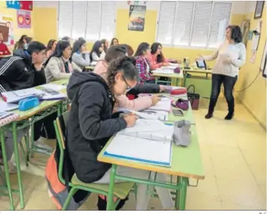  ?? M. G. ?? Una profesora imparte una clase en un instituto andaluz.