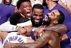  ?? FOTO: DOUGLAS P. DEFELICE / AFP ?? Jubel nach der Schlusssir­ene: Lebron James (Mitte) feiert mit seinen Mitspieler­n der Los Angeles Lakers den Nba-titel..