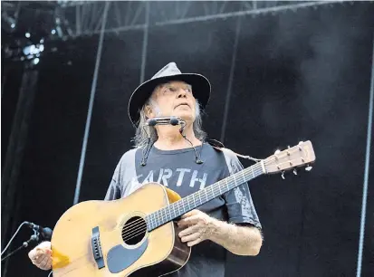  ??  ?? Da steht er, verwittert wie seine Gitarre, eine Autorität der Stille ebenso wie im Lärm der besten Rockmusik des Planeten. Neil Young bereichert­e auf der Burg Clam viele tausend Leben.