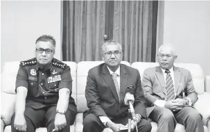  ??  ?? PASTI SELAMAT: Mohamad Fuzi mengadakan sidang media sempena lawatan kerjanya ke IPK Sarawak.