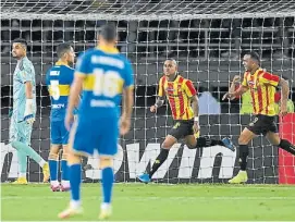  ?? AFP ?? La pena.
Error defensivo, gol de Pereira y derrota. Bronca del DT.