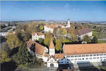  ?? FOTO: GERHARD KASSNER ?? Recht unversehrt hat das Schussenri­eder Kloster den Bauernkrie­g überstande­n.