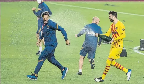  ?? FOTO: PERE PUNTÍ ?? Piqué se lo pasó en grande mojando con cava primero al cuerpo técnico y posteriorm­ente, a la prensa que esperaba a los campeones en el hotel