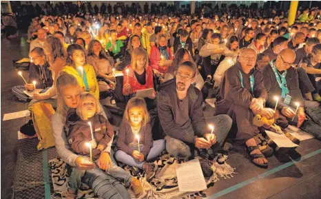  ?? FOTO: EPD ?? Gottesdien­ste – hier die „Nacht der Lichter“– prägten den Katholiken­tag in Münster ebenso wie politische Diskussion­en.