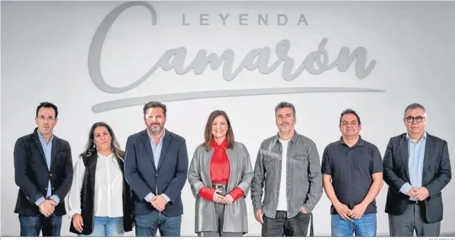  ?? JULIO GONZÁLEZ ?? De i. a d., Francisco Perujo, Tamara García, Nicolás Sosa, Patricia Cavada, Omar Osuna, Javier Fernández y José Carlos Conde posan ante el lema de Leyenda Camarón del museo isleño.