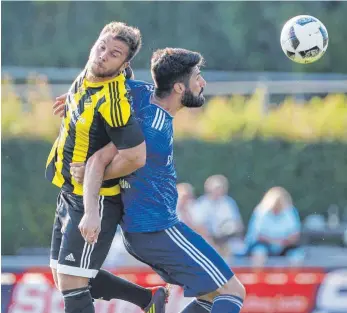  ?? FOTO: VOLKER STROHMAIER ?? Tolga Sakarya (links) schlägt sich mit Sulmetinge­n sehr tapfer gegen den FV Ravensburg (rechts Daniel Schachtsch­neider).