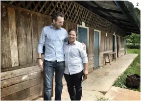  ??  ?? Sur la première photo, nous retrouvons Alexandre Mars, fondateur d’Epic foundation qui a jusqu’ici permis d’aider 4 millions d’enfants dans 11 pays, sur 5 continents. Nous pouvons le voir ici en Ouganda en 2015 ( photo 2), au Laos toujours en 2015 (...