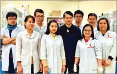  ?? DANTRI.COM.VN ?? Dr Le Quang Hoa (in black) and his team developed the Covid-19 test kit RT-LAMP to detect Sara-CoV-2.