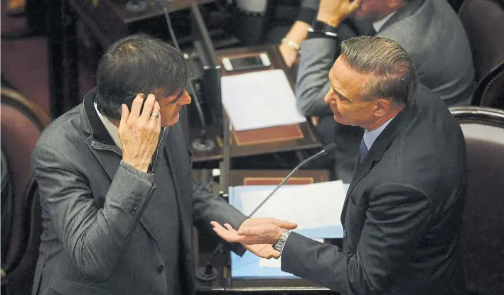  ?? ANDRÉS D’ELIA ?? Pulseada. El macrista Esteban Bullrich, titular de la Comisión de Presupuest­o, y Miguel Pichetto, jefe del PJ, en la sesión de ayer que definió la hoja de ruta del aborto.