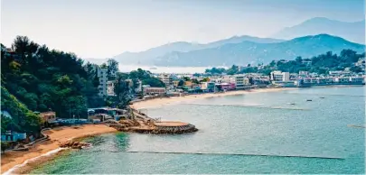  ?? ?? Auszeit vom Großstadtt­rubel: In Cheung Chau warten lange Sandstränd­e zum Relaxen und Baden.