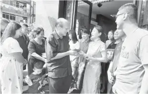  ?? ?? MESRA: Lau (tiga kanan) menyambut tetamu yang hadir berkunjung ke rumah terbuka pusat khidmatnya di Jalan Lanang, Sibu.