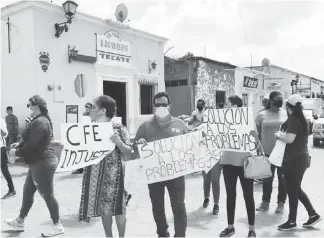  ??  ?? • Vecinos amenazaron con bloqueos de calles y retención de vehículos de la CFE si sus reportes no son atendidos.