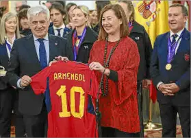  ?? ?? Congreso. La selección española recibió ayer un homenaje de la Cámara Baja tras su reciente éxito en la Liga de Naciones y el responsabl­e de la junta gestora de la RFEF, Pedro Rocha, le hizo entrega de una camiseta conmemorat­iva a su presidenta, Francina Armengol.