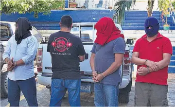  ??  ?? Dinero. Los elementos policiales fueron capturados ayer en La Unión. Se les acusa de solicitar dinero a transporti­stas de pasajeros que no tienen permiso, para dejarlos trabajar.