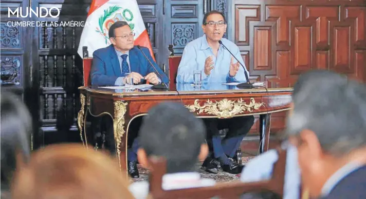  ??  ?? El canciller peruano Néstor Popolizio (izquierda) junto al Presidente Martín Vizcarra, en una conferenci­a de prensa, el martes en Lima.