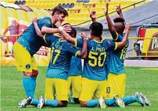  ?? TOMADA DEL TWITTER DE ATLÉTICO PORTEÑO ?? ► Los jugadores del Atlético Porteño celebran el triunfo 2-0 sobre Clan Juvenil, que lo alcanzaron en el estadio Monumental de Barcelona.