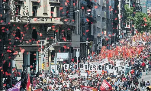  ?? ANA JIMÉNEZ ?? Los manifestan­tes en la Via Laietana de Barcelona, el Primero de Mayo del año pasado