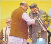  ?? SONU MEHTA/HT ?? ▪ Prime Minister Narendra Modi looks on as BJP chief Amit Shah felicitate­s party patriarch LK Advani at the inaugurati­on of the party’s new headquarte­rs in New Delhi on Sunday.