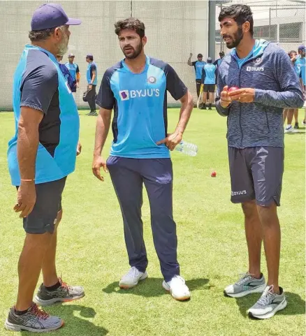  ?? Photo: India Cricket ?? From left: India bowling coach Bharat Arun talks tactics with pacers Shardul Tharkur and Jaspirit Bumrah on January 13, 2021.