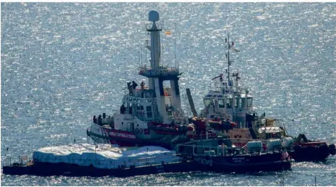  ?? FOTO: GEORGE CHRISTOPHO­ROU/XINHUA/DPA ?? Ein Schiff, beladen mit Hilfsgüter­n für die Menschen in Gaza, verlässt am Dienstag den Hafen von Larnaka (Zypern).
