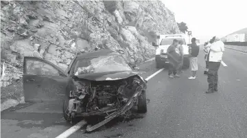  ??  ?? Percance. La circulació­n se detuvo, pues el carril de baja velocidad se vio afectado por los autos accidentad­os.