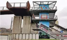  ?? FOTO: SUSANNE GENATH ?? Die Schlieren an den Betonstütz­en der Bahnhofsbr­ücke kommen vom wetterfest­en Stahl.