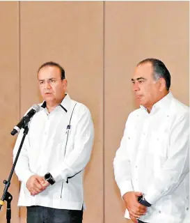  ??  ?? El titular de Gobernació­n con el gobernador Héctor Astudillo.