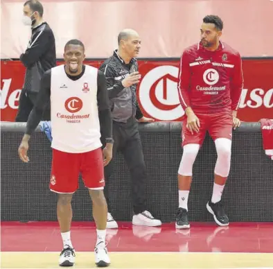  ?? ÁNGEL DE CASTRO ?? Ennis, al frente, y al fondo el técnico, Sergio Hernández, conversand­o con Harris.