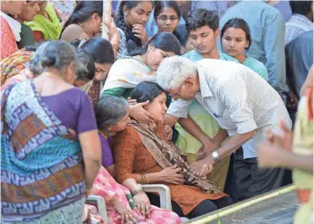  ?? NOAH SEELAM, AFP/GETTY IMAGES ?? Sunayana Dumala, wife of Indian engineer Srinivas Kuchibhotl­a, who was killed last week in Kansas, is consoled by family members before his funeral Tuesday in Hyderabad, India.