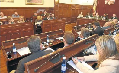  ?? MANOLO NEBOT ?? Un momento del pleno de la Diputación de Castellón que ha aprobado esta semana los presupuest­os del 2018.