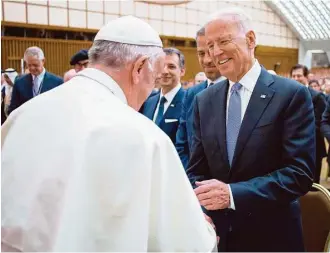  ?? Osservator­e Romano via AFP/Getty Images ?? Pope Francis on Friday greets Vice President Joe Biden, who was in Vatican City for the Third Internatio­nal Regenerati­ve Medicine Conference. Biden spoke at the conference to urge research on new cures for cancer.