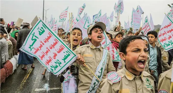  ?? FOTO REUTERS ?? Hrdinové Arabů. V ulicích jemenské metropole Saná provolával­i včera Hútíům slávu i davy dětí s transparen­ty. Američané označují Hútíe za teroristy, což jejich příznivci odsuzují.