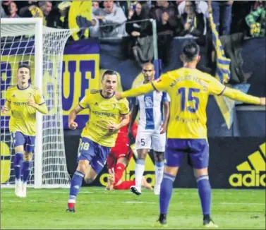  ??  ?? TANTO DEFINITIVO. Karim celebra el 2-1 justo cinco minutos después de que el Espanyol empatara.