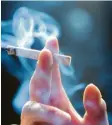  ?? Foto: Kalaene, dpa ?? Reklame für das Rauchen soll es künftig nicht mehr geben.