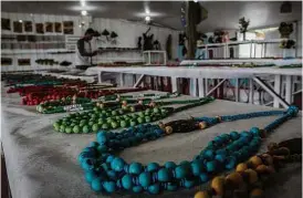  ?? Fotos Bruno Santos/Folhapress ?? Artesanato com sementes de açaí à venda no povoado de Acajatuba (AM)