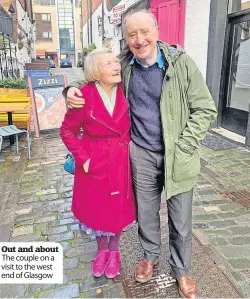  ?? ?? Out and about
The couple on a visit to the west end of Glasgow